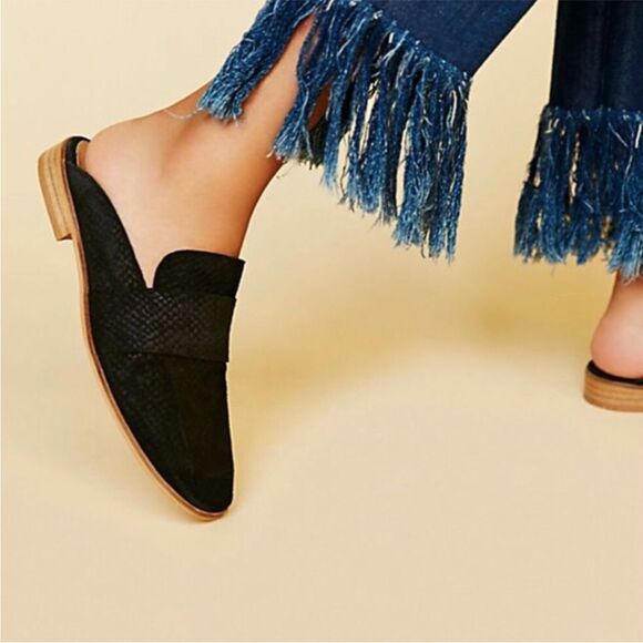 Free People Black Suede Snake Skin Pattern Loafers Mule 8 Preppy Boho Academia - Picture 1 of 14